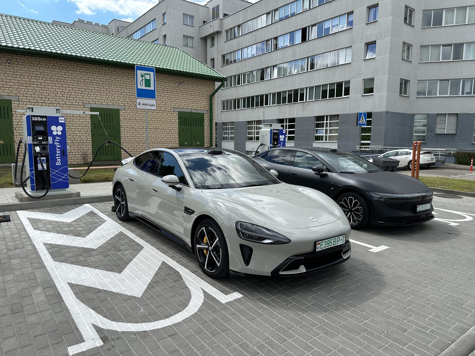 Зарядные станции BatteryFly у бизнес-комплекса ПОРТ